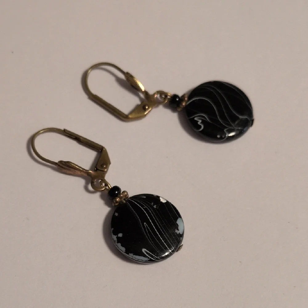 Elegant Black and Gold Dangle‎ Earrings